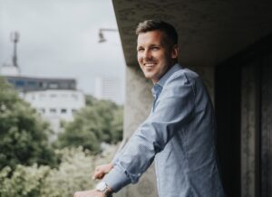 Axel Möring schaut von einem Balkon